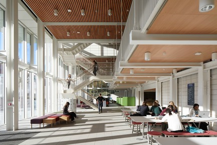Dossier de presse | 2317-05 - Communiqué de presse | Step Change in Building Design for the University of Nottingham - Make Architects - Architecture institutionnelle - The building takes advantage of the site’s drop in topography to create a double-height Learning Hub - Crédit photo : Make Architects
