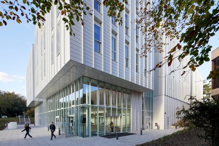 Dossier de presse | 2317-05 - Communiqué de presse | Step Change in Building Design for the University of Nottingham - Make Architects - Architecture institutionnelle - Entrances are located to pick up on key pedestrian routes to maximise permeability  - Crédit photo : Make Architects