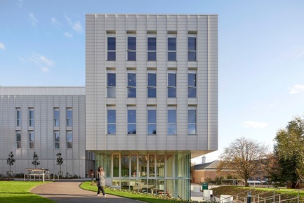 Dossier de presse | 2317-05 - Communiqué de presse | Step Change in Building Design for the University of Nottingham - Make Architects - Architecture institutionnelle - Due to the topography the building is embedded into its landscape and a major cantilever shelters the external space below - Crédit photo : Make Architects