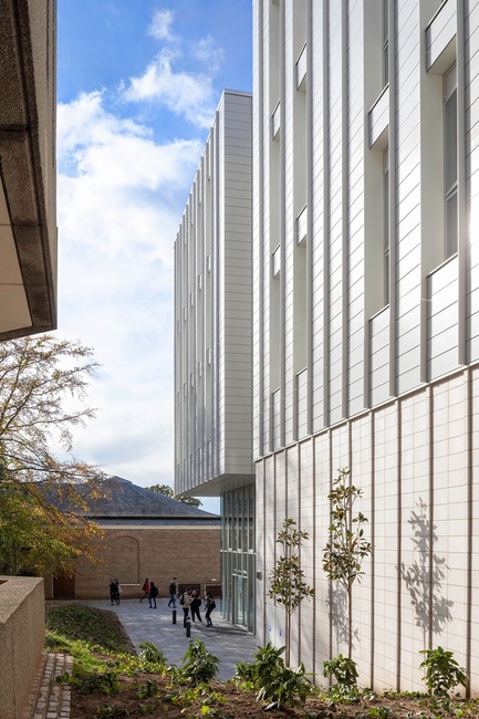 Dossier de presse | 2317-05 - Communiqué de presse | Step Change in Building Design for the University of Nottingham - Make Architects - Architecture institutionnelle - Due the topography the building is embedded into its landscape - Crédit photo : Martine Hamilton Knight