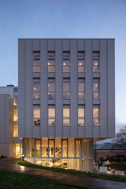 Dossier de presse | 2317-05 - Communiqué de presse | Step Change in Building Design for the University of Nottingham - Make Architects - Architecture institutionnelle - The building acts as a focal point within is setting - Crédit photo : Martine Hamilton Knight