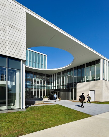 Dossier de presse | 2353-03 - Communiqué de presse | A Learning Resource Center and Community Living Room at the Heart of Campus - ikon.5 architects - Architecture institutionnelle - Entry plaza detail - Crédit photo :  Jeffrey Totaro 