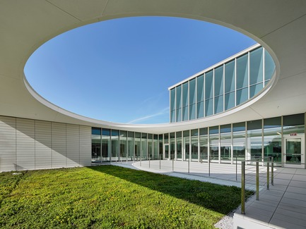 Dossier de presse | 2353-03 - Communiqué de presse | A Learning Resource Center and Community Living Room at the Heart of Campus - ikon.5 architects - Architecture institutionnelle - Reading roof garden - Crédit photo :  Jeffrey Totaro 
