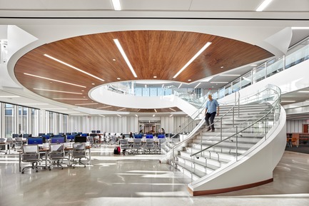 Dossier de presse | 2353-03 - Communiqué de presse | A Learning Resource Center and Community Living Room at the Heart of Campus - ikon.5 architects - Architecture institutionnelle - View to Information Commons - Crédit photo :  Jeffrey Totaro 
