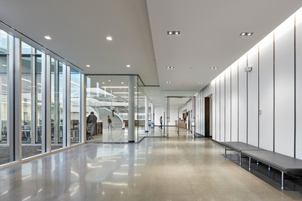 Dossier de presse | 2353-03 - Communiqué de presse | A Learning Resource Center and Community Living Room at the Heart of Campus - ikon.5 architects - Architecture institutionnelle - Entrance gallery - Crédit photo :  Jeffrey Totaro 