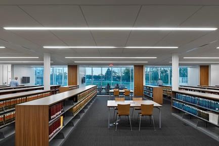 Dossier de presse | 2353-03 - Communiqué de presse | A Learning Resource Center and Community Living Room at the Heart of Campus - ikon.5 architects - Architecture institutionnelle - Reference Reading Room - Crédit photo :  Jeffrey Totaro 