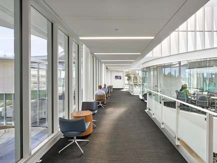 Dossier de presse | 2353-03 - Communiqué de presse | A Learning Resource Center and Community Living Room at the Heart of Campus - ikon.5 architects - Architecture institutionnelle - <br>Gallery overlooking campus - Crédit photo :  Jeffrey Totaro 