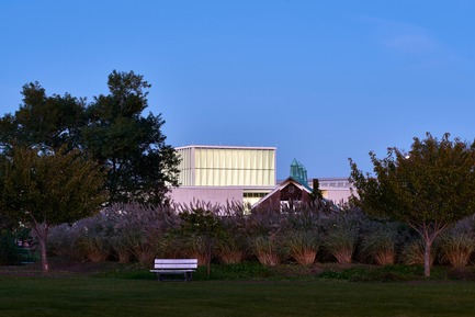 Dossier de presse | 2353-03 - Communiqué de presse | A Learning Resource Center and Community Living Room at the Heart of Campus - ikon.5 architects - Architecture institutionnelle - View of beacon at dusk - Crédit photo :  Jeffrey Totaro 
