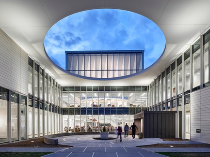 Dossier de presse | 2353-03 - Communiqué de presse | A Learning Resource Center and Community Living Room at the Heart of Campus - ikon.5 architects - Architecture institutionnelle - View from entry plaza looking into Information Commons - Crédit photo :  Jeffrey Totaro