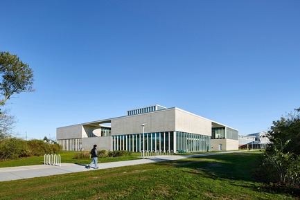 Dossier de presse | 2353-03 - Communiqué de presse | A Learning Resource Center and Community Living Room at the Heart of Campus - ikon.5 architects - Architecture institutionnelle - Axonometric view from southeast - Crédit photo :  Jeffrey Totaro 