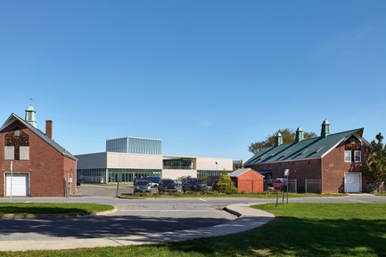 Dossier de presse | 2353-03 - Communiqué de presse | A Learning Resource Center and Community Living Room at the Heart of Campus - ikon.5 architects - Architecture institutionnelle - LRC at center, flanked by existing campus buildings - Crédit photo :  Jeffrey Totaro 