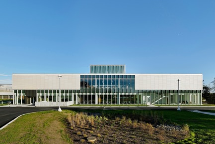 Dossier de presse | 2353-03 - Communiqué de presse | A Learning Resource Center and Community Living Room at the Heart of Campus - ikon.5 architects - Architecture institutionnelle - <br>Western elevation - Crédit photo :  Jeffrey Totaro 