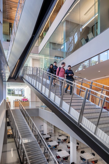 Dossier de presse | 2353-04 - Communiqué de presse | The Breazzano Family Center Blazes a Trail for Academic Development in Collegetown - ikon.5 architects - Architecture institutionnelle - Social stair looking east - Crédit photo : Brad Feinknopf