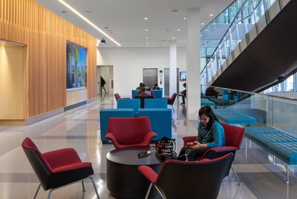Dossier de presse | 2353-04 - Communiqué de presse | The Breazzano Family Center Blazes a Trail for Academic Development in Collegetown - ikon.5 architects - Architecture institutionnelle - Business commons - Crédit photo : Brad Feinknopf