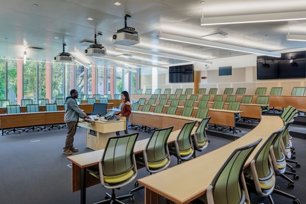 Dossier de presse | 2353-04 - Communiqué de presse | The Breazzano Family Center Blazes a Trail for Academic Development in Collegetown - ikon.5 architects - Architecture institutionnelle - Typical tiered classroom - Crédit photo : Brad Feinknopf