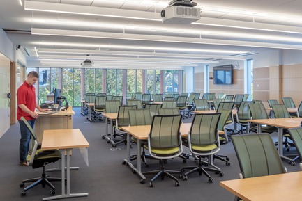 Dossier de presse | 2353-04 - Communiqué de presse | The Breazzano Family Center Blazes a Trail for Academic Development in Collegetown - ikon.5 architects - Architecture institutionnelle - Typical flat-floor classroom - Crédit photo : Brad Feinknopf