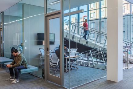 Dossier de presse | 2353-04 - Communiqué de presse | The Breazzano Family Center Blazes a Trail for Academic Development in Collegetown - ikon.5 architects - Architecture institutionnelle - Typical breakout room - Crédit photo : Brad Feinknopf