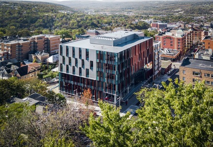 Dossier de presse | 2353-04 - Communiqué de presse | The Breazzano Family Center Blazes a Trail for Academic Development in Collegetown - ikon.5 architects - Architecture institutionnelle - Aerial view - Crédit photo : Brad Feinknopf