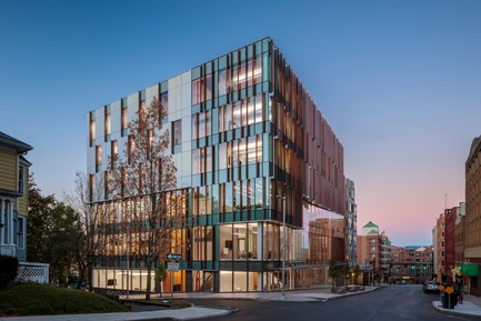 Dossier de presse | 2353-04 - Communiqué de presse | The Breazzano Family Center Blazes a Trail for Academic Development in Collegetown - ikon.5 architects - Architecture institutionnelle - View from downtown Ithaca - Crédit photo : Brad Feinknopf