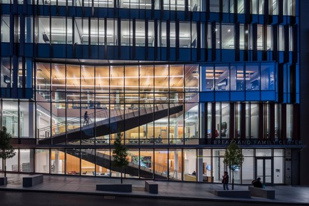 Dossier de presse | 2353-04 - Communiqué de presse | The Breazzano Family Center Blazes a Trail for Academic Development in Collegetown - ikon.5 architects - Architecture institutionnelle - View into Business Commons - Crédit photo : Brad Feinknopf