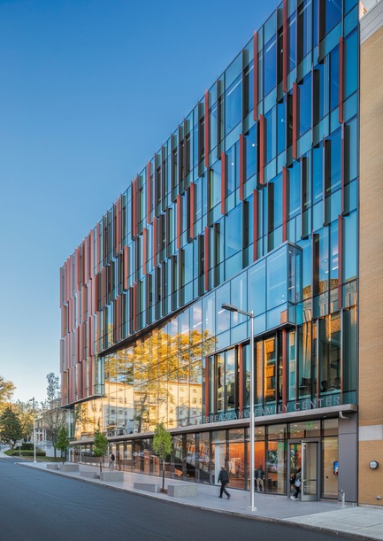 Dossier de presse | 2353-04 - Communiqué de presse | The Breazzano Family Center Blazes a Trail for Academic Development in Collegetown - ikon.5 architects - Architecture institutionnelle - View from Dryden Road - Crédit photo : Brad Feinknopf