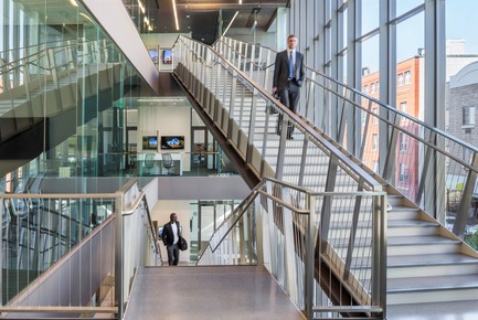 Dossier de presse | 2353-04 - Communiqué de presse | The Breazzano Family Center Blazes a Trail for Academic Development in Collegetown - ikon.5 architects - Architecture institutionnelle - Social stair looking west - Crédit photo : Brad Feinknopf
