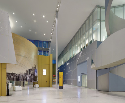 Press kit | 2073-09 - Press release | Discover the new Royal Alberta Museum - DIALOG - Institutional Architecture - Lobby view looking towards the Feature Gallery, The Roundhouse and the Children's Gallery - Photo credit: Tom Arban Photography Inc