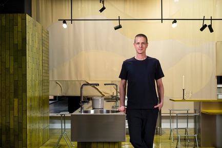 Dossier de presse | 2704-05 - Communiqué de presse | “Das Haus” 2019 at the imm cologne: Living by moods creates an appetite for open-plan homes - imm cologne 2019, Koelnmesse GmbH - Design d’intérieur résidentiel - Designer duo Studio Truly Truly’s concept for Das Haus 2019 is intended to provide an antidote to the ever faster pace of life. Joel Booy presents Das Haus as a place to shift down a gear – a space where people can slow life down by engaging in activities like cooking. - Crédit photo : Lutz Sternstein; Koelnmesse