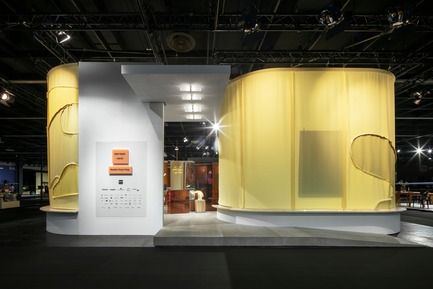 Dossier de presse | 2704-05 - Communiqué de presse | “Das Haus” 2019 at the imm cologne: Living by moods creates an appetite for open-plan homes - imm cologne 2019, Koelnmesse GmbH - Design d’intérieur résidentiel - For Studio Truly Truly, who designed Das Haus 2019 for the international furniture and interiors fair imm cologne, contemporary living means a naturally flowing and organic interior. The camouflage pattern on the curtains surrounding Das Haus 2019 is a metaphor for the designer couple’s organic concept. - Crédit photo : Constantin Meyer; Koelnmesse