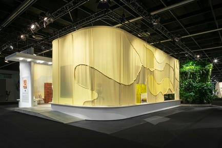 Dossier de presse | 2704-05 - Communiqué de presse | “Das Haus” 2019 at the imm cologne: Living by moods creates an appetite for open-plan homes - imm cologne 2019, Koelnmesse GmbH - Design d’intérieur résidentiel - With its elaborate outer skin and carefully chosen colours and structures, “Living by Moods” – the Das Haus installation for 2019 – embodies the graphic mindset of its designers from Studio Truly Truly: even from the outside, the camouflage-like pattern hints that visitors to the imm cologne can expect a visionary interior concept with a distinctly organic character. - Crédit photo : Constantin Meyer; Koelnmesse