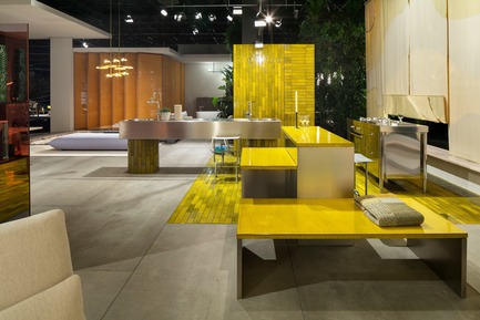 Dossier de presse | 2704-05 - Communiqué de presse | “Das Haus” 2019 at the imm cologne: Living by moods creates an appetite for open-plan homes - imm cologne 2019, Koelnmesse GmbH - Design d’intérieur résidentiel - The kitchen is the centre of the Active zone in “Living by Moods”, the Das Haus installation at imm cologne 2019. Studio Truly Truly broke it down into various blocks and gave it a cheerful, stimulating character with the lime green lava stone tiles and panels (Made a Mano) that were used to construct the terraced kitchen counter. - Crédit photo : Constantin Meyer; Koelnmesse