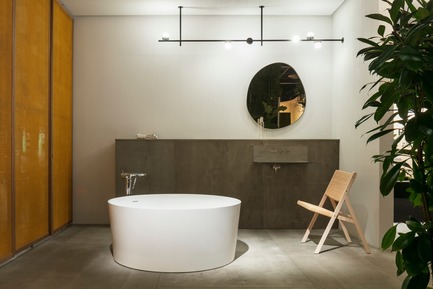 Dossier de presse | 2704-05 - Communiqué de presse | “Das Haus” 2019 at the imm cologne: Living by moods creates an appetite for open-plan homes - imm cologne 2019, Koelnmesse GmbH - Design d’intérieur résidentiel - The Serene area of Das Haus at imm cologne 2019 features soft, round forms (Val bath, Laufen; mirror: Studio Sabine Marcelis) and natural materials (D.270.1 folding chair, Molteni).The angular washbasin (Antonio Lupi) establishes a link with the Active and Reclining zones, which are characterised by more robust materials and geometric shapes. - Crédit photo : Constantin Meyer; Koelnmesse