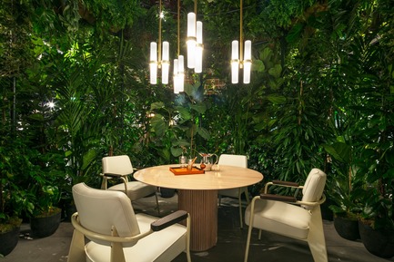 Dossier de presse | 2704-05 - Communiqué de presse | “Das Haus” 2019 at the imm cologne: Living by moods creates an appetite for open-plan homes - imm cologne 2019, Koelnmesse GmbH - Design d’intérieur résidentiel - In the Reclusive zone of Studio Truly Truly’s Das Haus at imm cologne 2019 – furnished with a Palais Royal table (Asplund) and Prouvé’s Direction armchairs (Vitra) – you can withdraw without closing doors and give in to the slower rhythm of the plants. - Crédit photo : Constantin Meyer; Koelnmesse