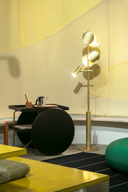 Dossier de presse | 2704-05 - Communiqué de presse | “Das Haus” 2019 at the imm cologne: Living by moods creates an appetite for open-plan homes - imm cologne 2019, Koelnmesse GmbH - Design d’intérieur résidentiel - Positioned next to a Chariot serving trolley (Horm Italia) lit by the new floor lamp from the Typography series (Rakumba), the Hatch pouf (prototype by Studio Truly Truly) in the Reclining zone of Das Haus at imm cologne 2019 provides an inviting opportunity to relax. - Crédit photo : Constantin Meyer; Koelnmesse