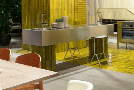 Dossier de presse | 2704-05 - Communiqué de presse | “Das Haus” 2019 at the imm cologne: Living by moods creates an appetite for open-plan homes - imm cologne 2019, Koelnmesse GmbH - Design d’intérieur résidentiel - The kitchen is the centre of Studio Truly Truly’s installation at imm cologne 2019. Its islands extend into the living area.The designers’ aim was to slow the pace of kitchen workflows.The cooking module (Alpes Inox) is accompanied among other things by a stainless steel sink block (a prototype by Studio Truly Truly). - Crédit photo : Constantin Meyer; Koelnmesse