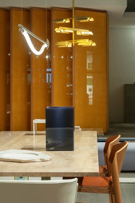 Dossier de presse | 2704-05 - Communiqué de presse | “Das Haus” 2019 at the imm cologne: Living by moods creates an appetite for open-plan homes - imm cologne 2019, Koelnmesse GmbH - Design d’intérieur résidentiel - The panels, some of which rotate 360 degrees, are filled with Viennese canework and screen the Serene area from the Active zone of Das Haus without separating it completely; as a result, the organic whole of the installation at imm cologne 2019 remains uninterrupted. - Crédit photo : Constantin Meyer; Koelnmesse
