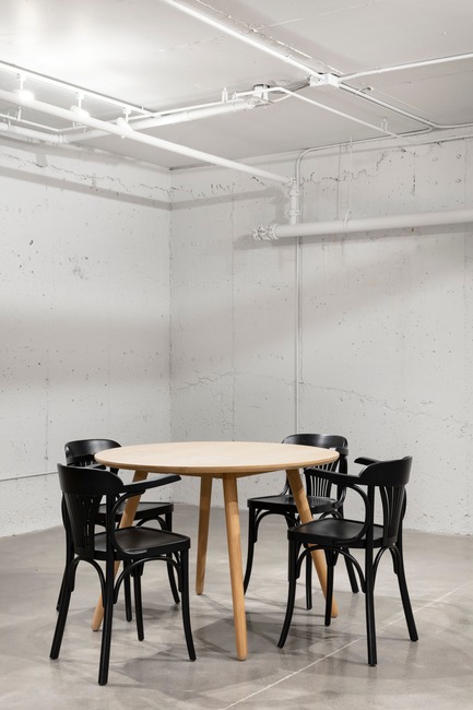 Dossier de presse | 1215-05 - Communiqué de presse | OATBOX, un design pour le bonheur de déjeuner. - ISSASTUDIO - Design d’intérieur commercial - Table de réunion - Crédit photo : Maxime Brouillet