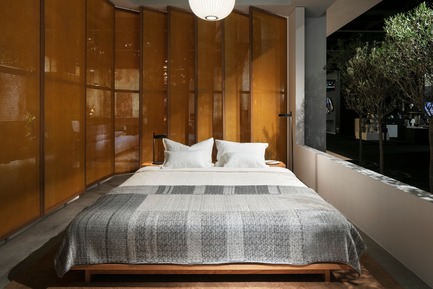 Dossier de presse | 2704-05 - Communiqué de presse | “Das Haus” 2019 at the imm cologne: Living by moods creates an appetite for open-plan homes - imm cologne 2019, Koelnmesse GmbH - Design d’intérieur résidentiel - The oiled oak bed in the Serene zone is a prototype that Studio Truly Truly designed for Das Haus 2019 (produced by Mast Furniture). The wool textiles also testify to the fascination that materials and craftsmanship hold for the imm cologne’s guests of honour. - Crédit photo : Constantin Meyer; Koelnmesse