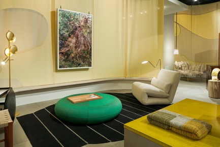 Dossier de presse | 2704-05 - Communiqué de presse | “Das Haus” 2019 at the imm cologne: Living by moods creates an appetite for open-plan homes - imm cologne 2019, Koelnmesse GmbH - Design d’intérieur résidentiel - The furniture in the imm cologne’s Das Haus 2019 installation by Studio Truly Truly is multifunctional. The green pouf, a prototype by Studio Truly Truly, can either be used as a seat or a handy surface to put things on. - Crédit photo : Constantin Meyer; Koelnmesse