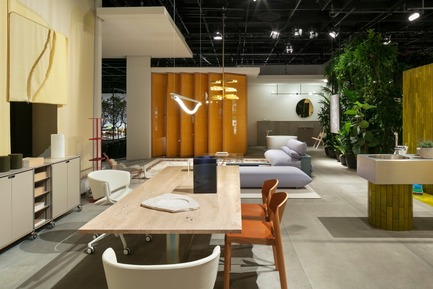 Dossier de presse | 2704-05 - Communiqué de presse | “Das Haus” 2019 at the imm cologne: Living by moods creates an appetite for open-plan homes - imm cologne 2019, Koelnmesse GmbH - Design d’intérieur résidentiel - There’s plenty of space to eat and work at the large table (e15; design: Philipp Mainzer) in the Active zone of “Living by Moods”, the Das Haus installation at imm cologne 2019 by Studio Truly Truly. The office and dining chairs define it as a multifunctional area. - Crédit photo : Constantin Meyer; Koelnmesse