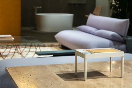 Dossier de presse | 2704-05 - Communiqué de presse | “Das Haus” 2019 at the imm cologne: Living by moods creates an appetite for open-plan homes - imm cologne 2019, Koelnmesse GmbH - Design d’intérieur résidentiel - A view across the travertine tabletop (e15) from the Active zone into the Serene area of “Living by Moods”, the Das Haus installation at imm cologne 2019. The Press sofa is a prototype by guests of honour Studio Truly Truly, executed in ash and covered with Kvadrat’s Vidar fabric. - Crédit photo : Constantin Meyer; Koelnmesse