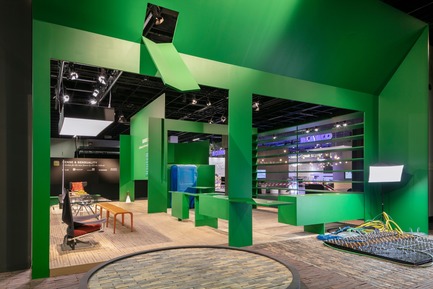 Dossier de presse | 2704-06 - Communiqué de presse | A cinematic experience for the mind to explore at LivingKitchen 2019: Alfredo Häberli’s vision of a kitchen of the future - imm cologne/LivingKitchen 2019, Koelnmesse GmbH - Évènement + Exposition -  Visitors entered Alfredo Häberli’s Future Kitchen installation at LivingKitchen 2019 through the vegetable garden, seen here on the right. It is a symbol of the need for a more aware approach to food. - Crédit photo :  Jens Kirchner; Koelnmesse 