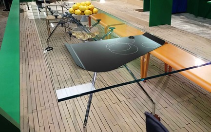 Dossier de presse | 2704-06 - Communiqué de presse | A cinematic experience for the mind to explore at LivingKitchen 2019: Alfredo Häberli’s vision of a kitchen of the future - imm cologne/LivingKitchen 2019, Koelnmesse GmbH - Évènement + Exposition - The very thin and portable cooktop that Alfredo Häberli developed in cooperation with Schott Ceran can be taken anywhere and used both for cooking and for keeping food warm. - Crédit photo : Koelnmesse