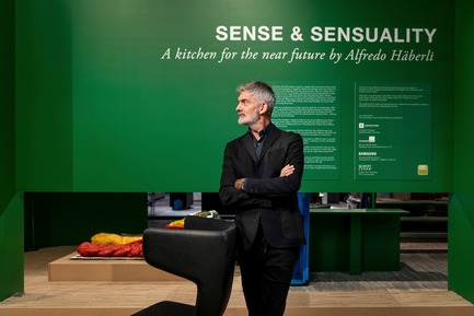 Dossier de presse | 2704-06 - Communiqué de presse | A cinematic experience for the mind to explore at LivingKitchen 2019: Alfredo Häberli’s vision of a kitchen of the future - imm cologne/LivingKitchen 2019, Koelnmesse GmbH - Évènement + Exposition - The Swiss designer was delighted by Koelnmesse’s invitation to create the Future Kitchen: “It goes without saying that this request from Koelnmesse was an honour. However, as a designer I’m constantly working on developing the kitchen of the future. At the same time, I deliberately try to take it to a certain level of abstraction because the times we live in are changing so incredibly fast.” - Crédit photo : Lutz Sternstein; Koelnmesse
