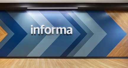 Dossier de presse | 1513-02 - Communiqué de presse | Informa Toronto - Dubbeldam Architecture + Design - Design d’intérieur commercial -  The low maintenance LVT wood-patterned flooring by Interface used on the floor and wall adds warmth to the lobby space.  - Crédit photo : Shai Gil