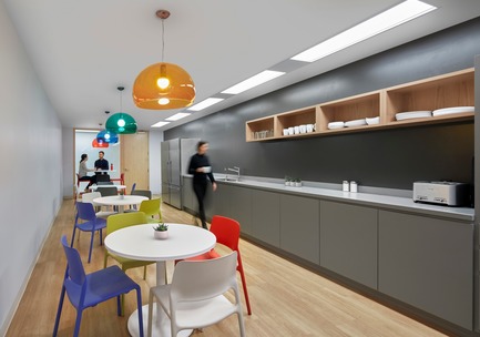 Dossier de presse | 1513-02 - Communiqué de presse | Informa Toronto - Dubbeldam Architecture + Design - Design d’intérieur commercial -    Informa’s communal kitchen features splashes of colour from the Knoll furnishings and Kartell light fixtures, complementing the neutral grays of the AyA cabinetry and countertops.&nbsp;    - Crédit photo : Shai Gil