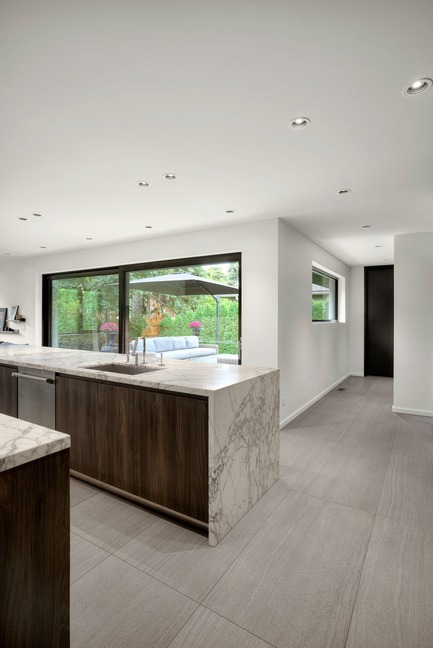 Dossier de presse | 1054-05 - Communiqué de presse | Prendre Le Large - MYTO design d'espaces vivants - Design d’intérieur résidentiel - Ilot cuisine<br> - Crédit photo : Pierre Béland
