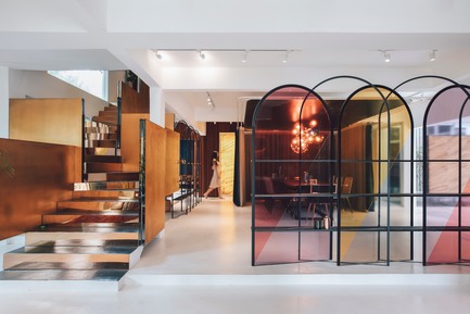 Dossier de presse | 3903-01 - Communiqué de presse | Mantab Workplace - S/LAB10 - Design d’intérieur commercial - The gold copper alloy stair and arched translucent coloured screen opens up to conference/ dining pod beyond. - Crédit photo : Heartpatrick