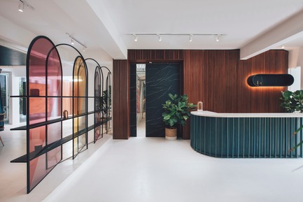 Dossier de presse | 3903-01 - Communiqué de presse | Mantab Workplace - S/LAB10 - Design d’intérieur commercial - Entry and reception area greeted by arched translucent coloured display screen. - Crédit photo : Heartpatrick