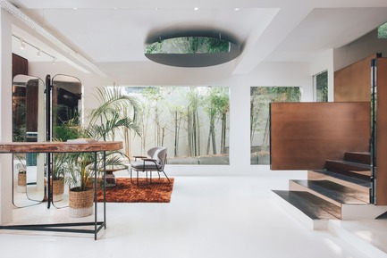 Dossier de presse | 3903-01 - Communiqué de presse | Mantab Workplace - S/LAB10 - Design d’intérieur commercial - First floor upon entering the door. Lounge seating beyond with bamboo garden as backdrop. Gold copper alloy stair on the right leading up to workspace. - Crédit photo : Heartpatrick
